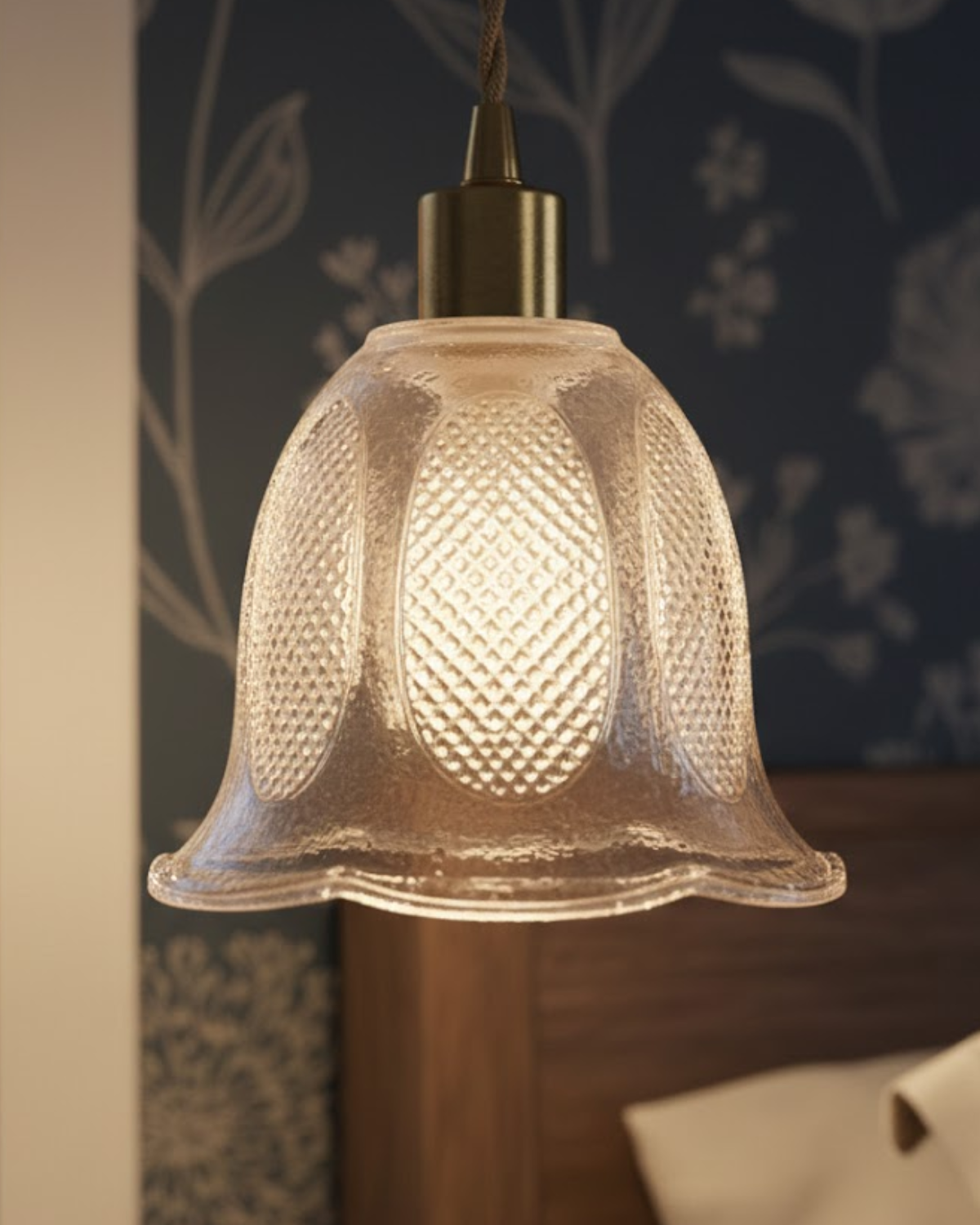 Pendant Light with a Fluted Flower-Shaped Shade – product view