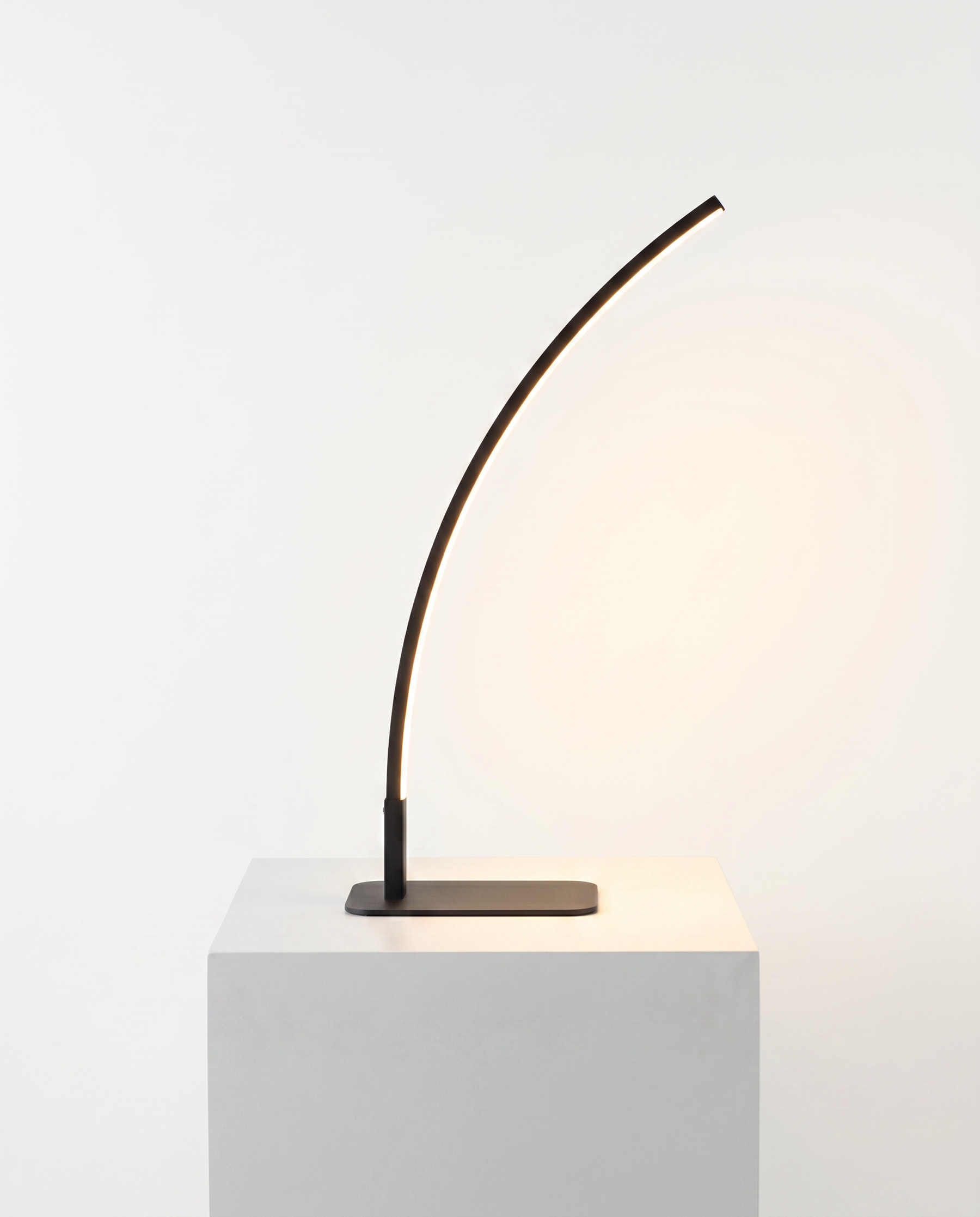 Sculptural Dimmable Table Lamp – Sculptural Dimmable Table Lamp – Black / Single